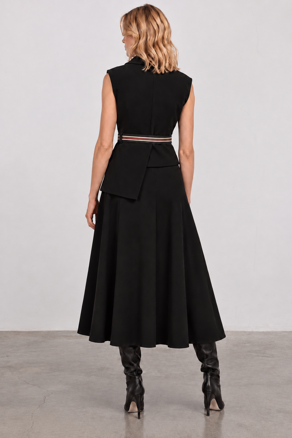 color:BLACK