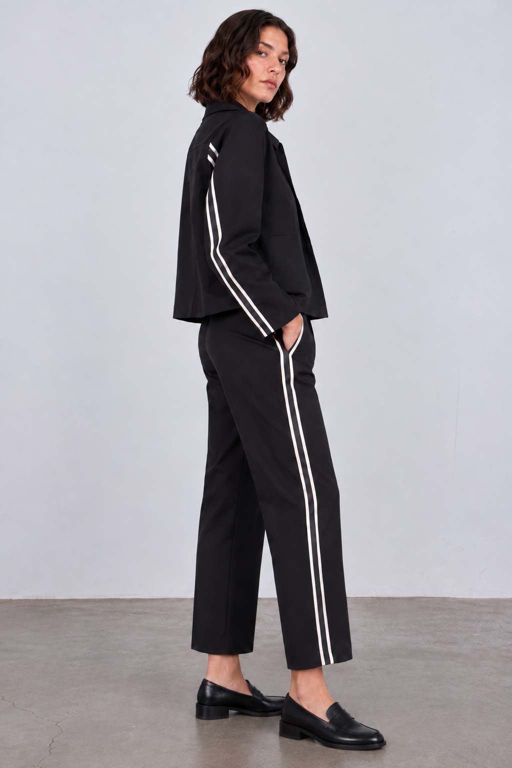 color:BLACK