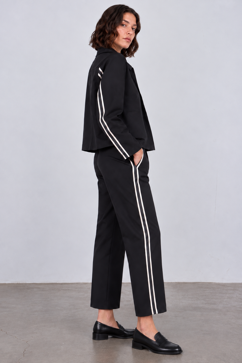 color:BLACK