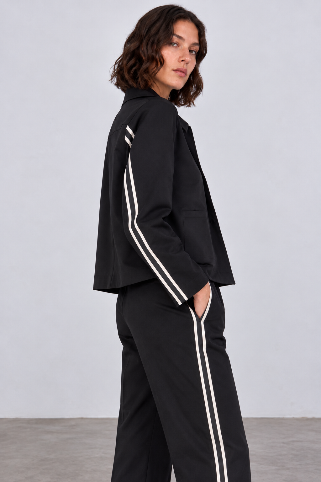 color:BLACK
